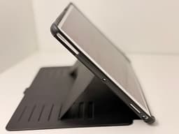 iPad Air 3 (2019) 64 GB Wi-Fi i nyskick med ZUGU-fodral