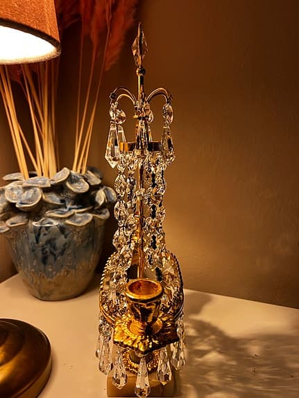 Ljusstake med en tung marmorfot och prismor i strass.