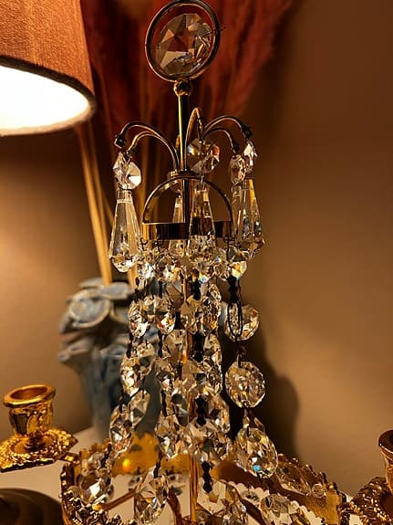 Ljusstake med en tung marmorfot och prismor i strass.