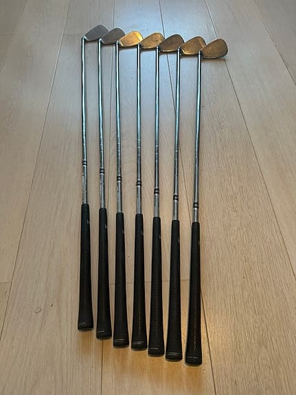 Wilson deep red järnklubbor