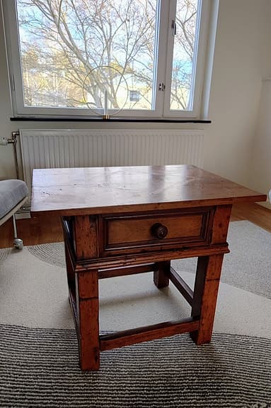 Antikt träbord med låda