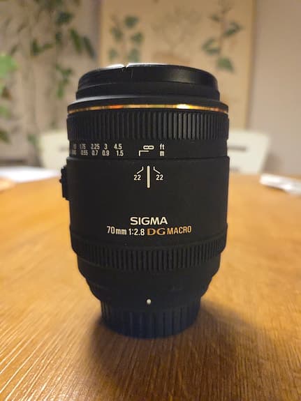Sigma 70mm f/2.8 DG Macro objektiv - till Nikon