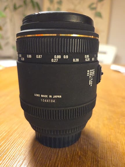 Sigma 70mm f/2.8 DG Macro objektiv - till Nikon