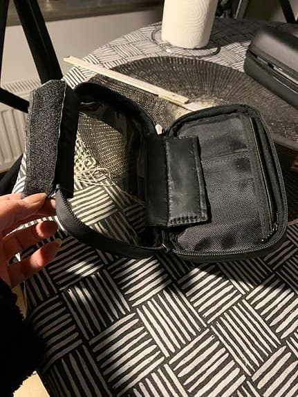 Svart mobilhållare vattentät med fäste