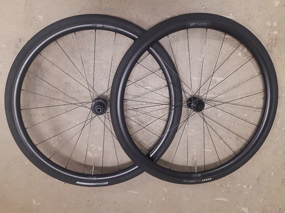 Två uppsättningar hjul med däck för landsvägs- och gravelscykling