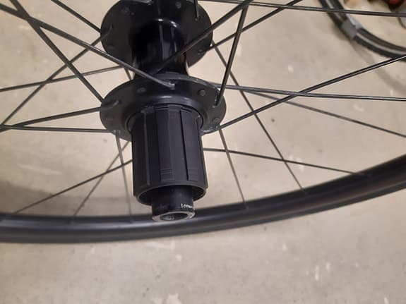 Två uppsättningar hjul med däck för landsvägs- och gravelscykling