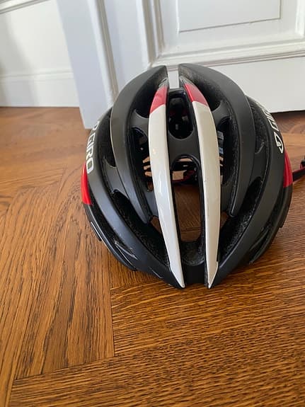 Giro cykelhjälm svart med röda och vita detaljer