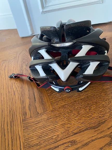 Giro cykelhjälm svart med röda och vita detaljer