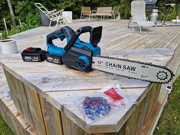 12" Motorsåg med 2 batterier och laddare