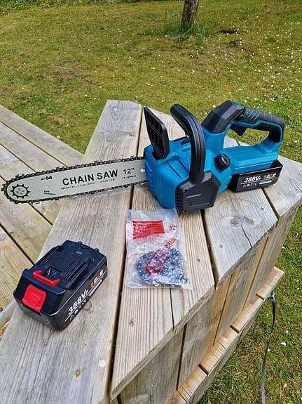 12" Motorsåg med 2 batterier och laddare