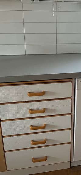 Köksluckor och lådfronter vit med trähantag
