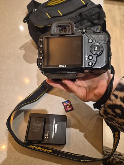 Nikon D3100 Digitalkamera med objektiv och tillbehör