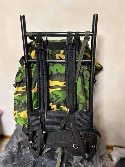 Ryggsäck militär/camouflage med metallram