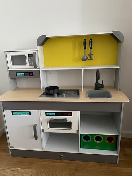 Leksakskök med leksaksmat