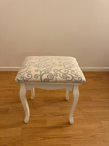 Pall för toalettbord