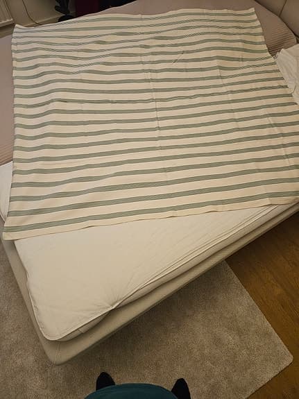Fin tyg, duk eller överkast i beige och grönt