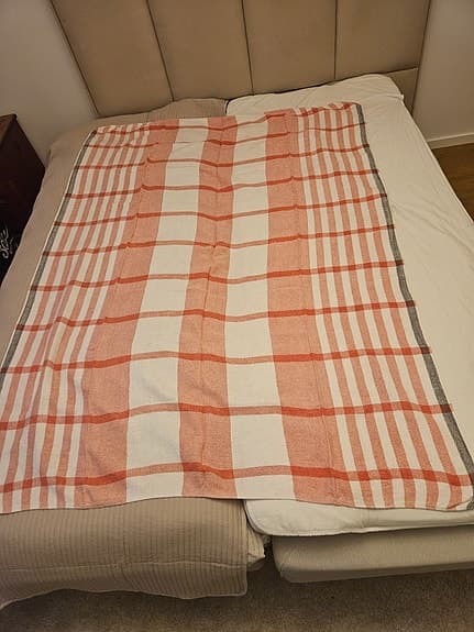 Fint tyg / duk i rosa och vitt med blå kant
