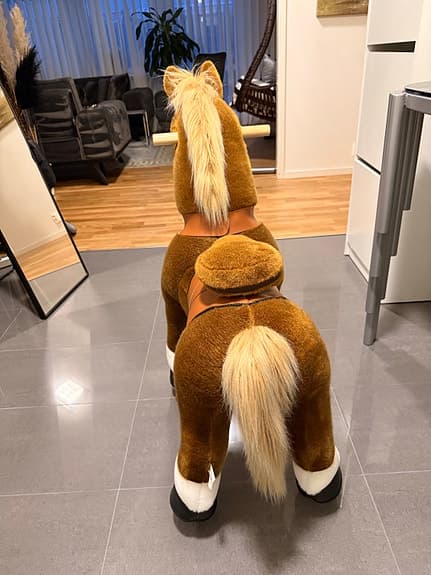 Ridbar brun häst för barn 4-9 år