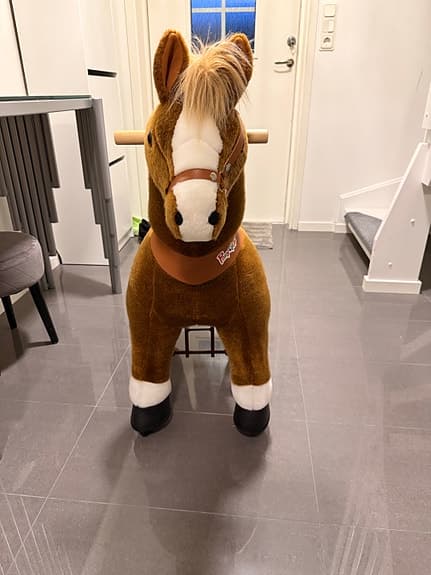 Ridbar brun häst för barn 4-9 år