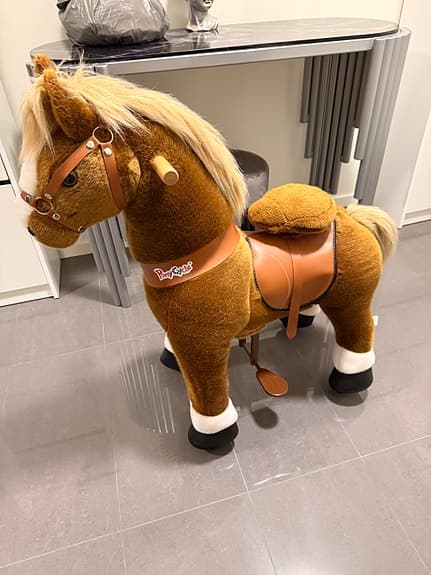 Ridbar brun häst för barn 4-9 år