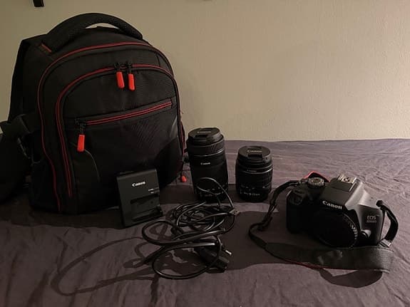 Canon EOS 2000D systemkamera, två objektiv & väska. Endast 3391st exponeringar!