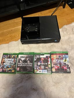 Xbox One Spelkonsol med handkontroll och spelpaket