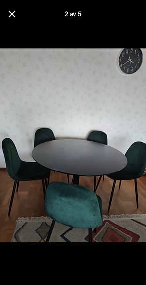 Vardagsrumm bord och stolar.