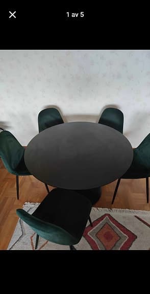 Vardagsrumm bord och stolar.