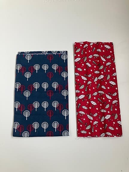 Mönstrade tygbitar/bomullstyg, textil, 2 bitar