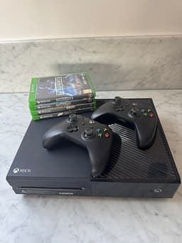 Xbox one med två kontroller och fyra spel