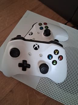 Xbox One S vit spelkonsol med handkontroller och ratt