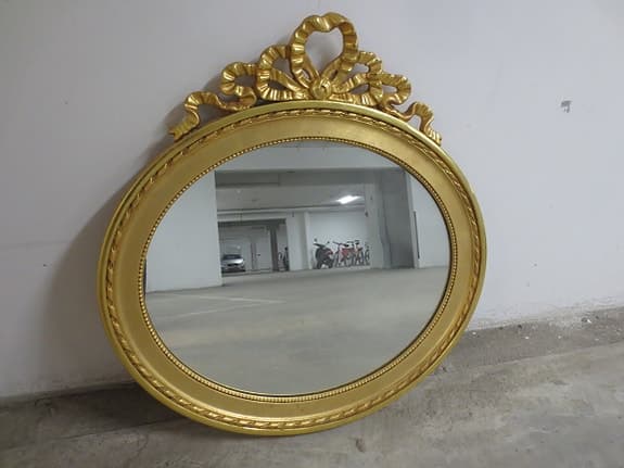 Oval spegel med guldram