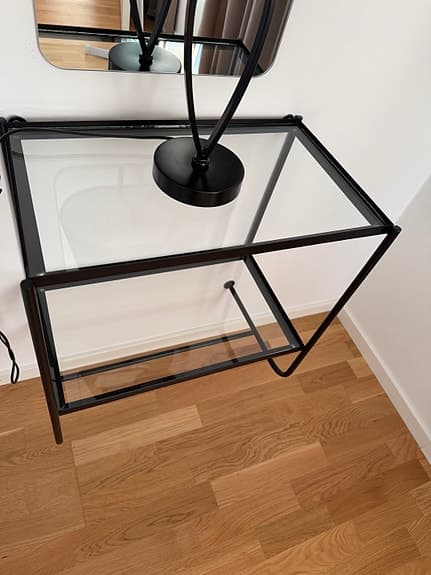 Ellos sidobord i glas och svart metall