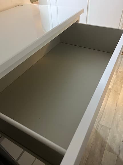 IKEA byrå vit med glasskydd