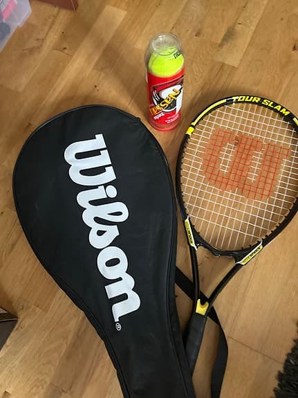 Wilson Tour Slam Tennisracket med fodral och tennisbollar