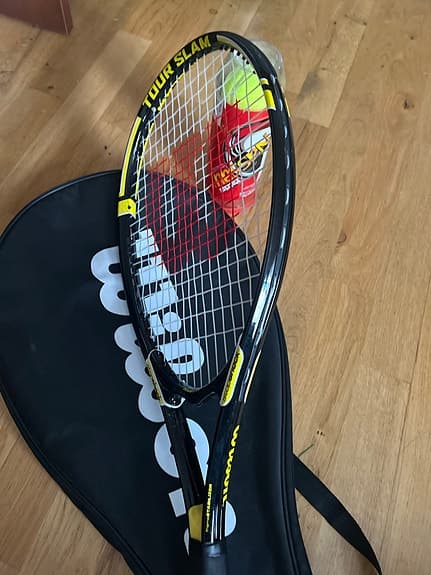 Wilson Tour Slam Tennisracket med fodral och tennisbollar