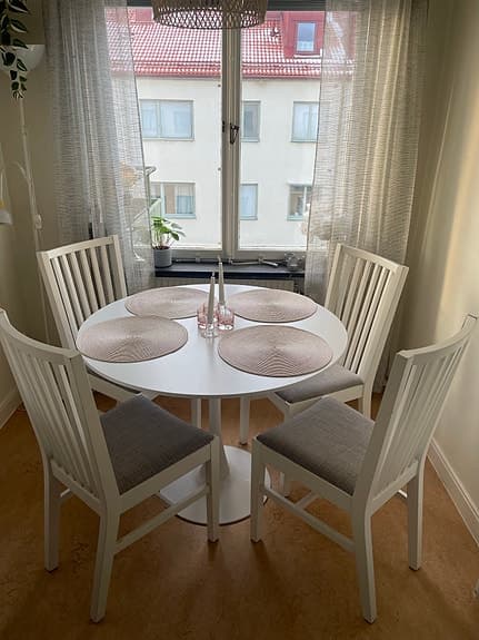 IKEA Aage Petersen Matbord med fyra stolar och dyna