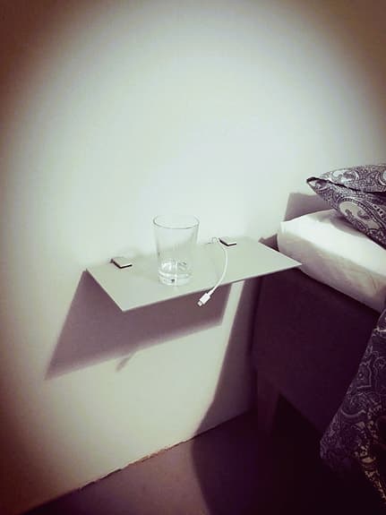 Vägghyllor/sängbord i metall (2 st.)