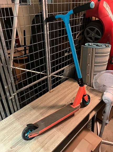 Blå och orange sparkcykel för barn