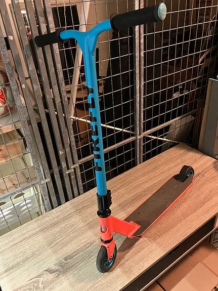 Blå och orange sparkcykel för barn