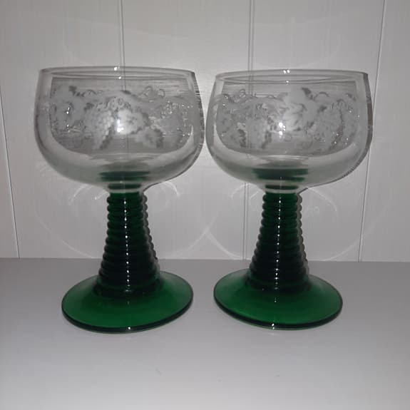 2 st remmare ölglas vinglas  med grön fot etsad dekor