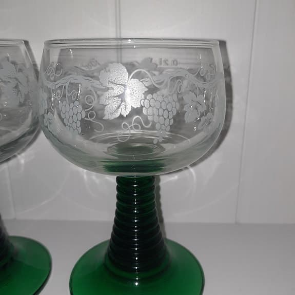 2 st remmare ölglas vinglas  med grön fot etsad dekor