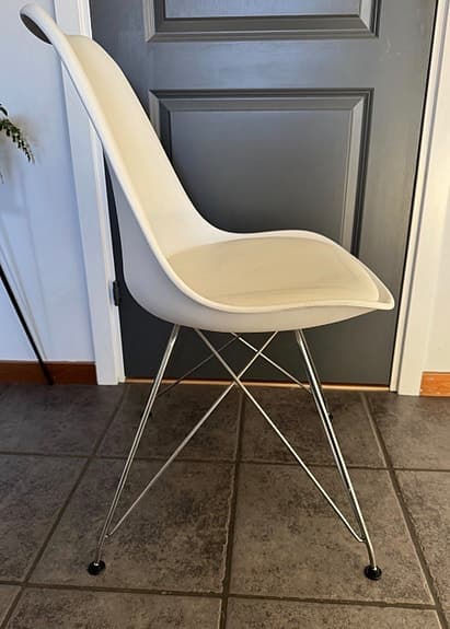 Tre bekväma och tidlösa stolar för 99 kr  (ord pris 1500 kr)