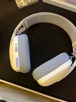 Logitech G435 hörlurar över örat vit och blå