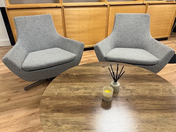 Grå loungefåtölj / snurrfåtölj – mycket bekväm, modern design