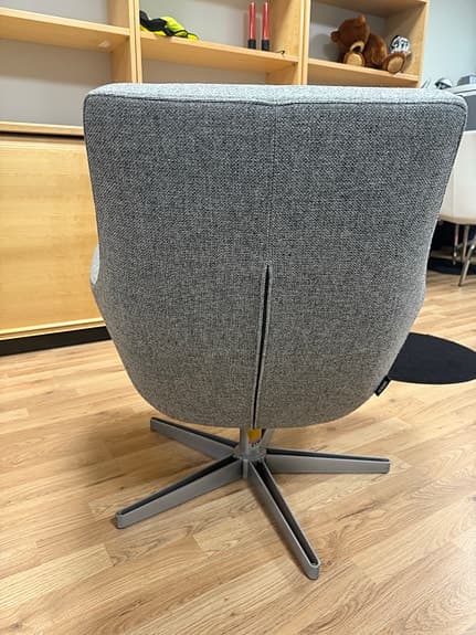 Grå loungefåtölj / snurrfåtölj – mycket bekväm, modern design