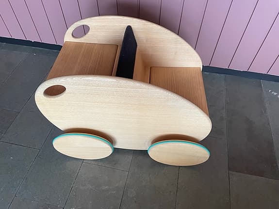 Carl Malmsten Ägget design bil limiterad lära gå leksak