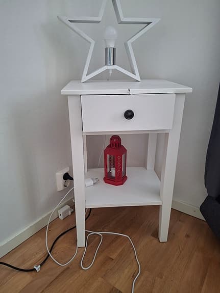 Fint nattduksbord med låda