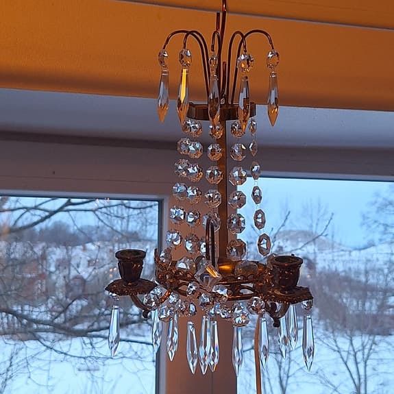 Kristallkrona med mässingsdetaljer och kristallprismor