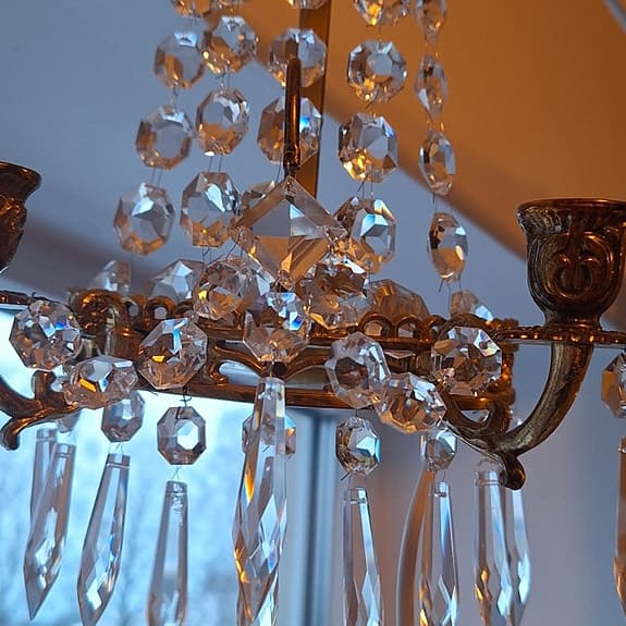 Kristallkrona med mässingsdetaljer och kristallprismor